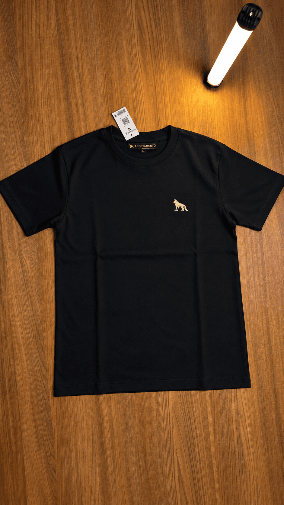 T-shirt Básica Acostamento Preta – Bordado Lobo Dourado no Peito