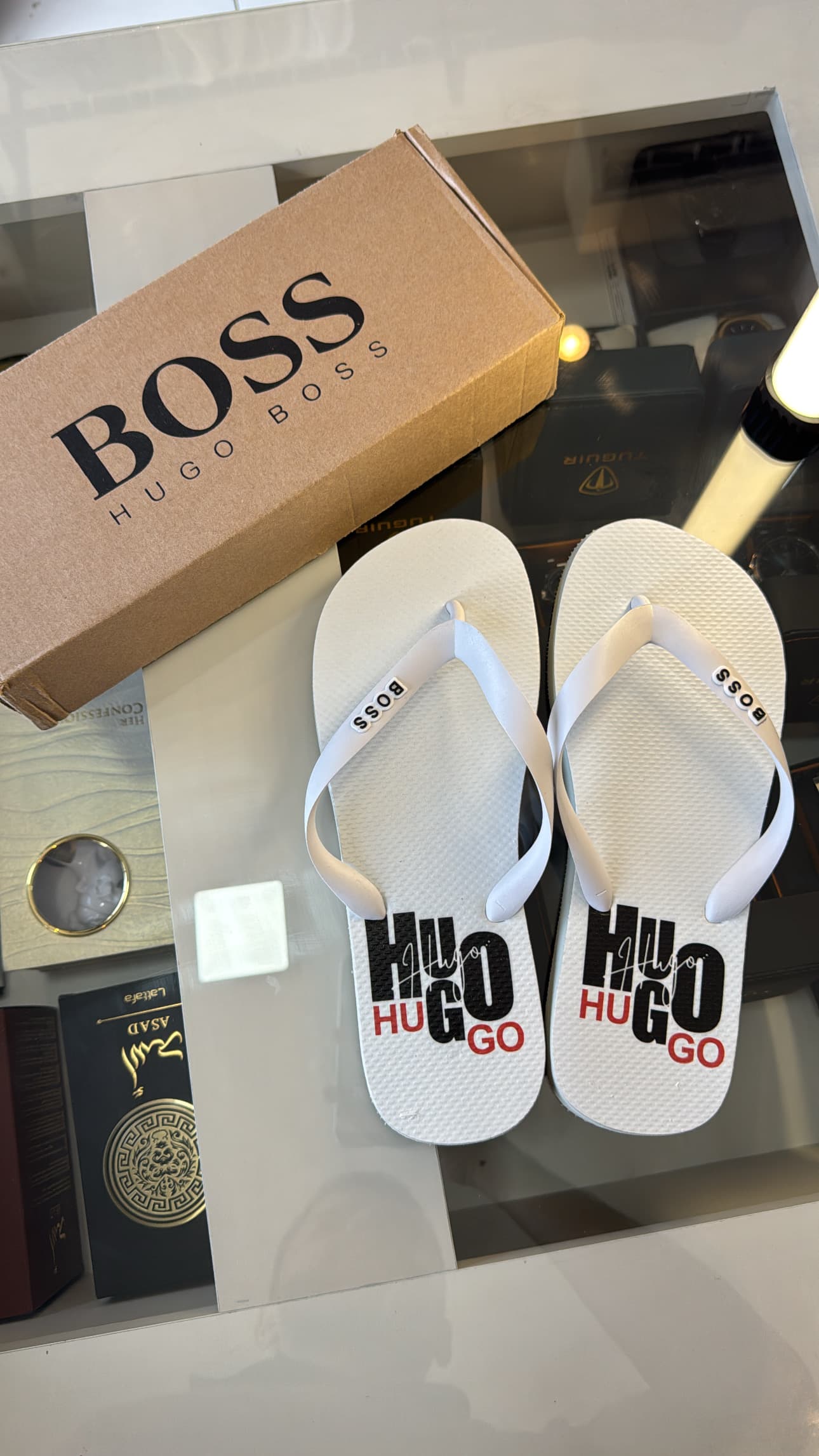 Chinelo Básico Hugo Boss Branco – Grafismo Tipográfico "HUGO" Sobreposto