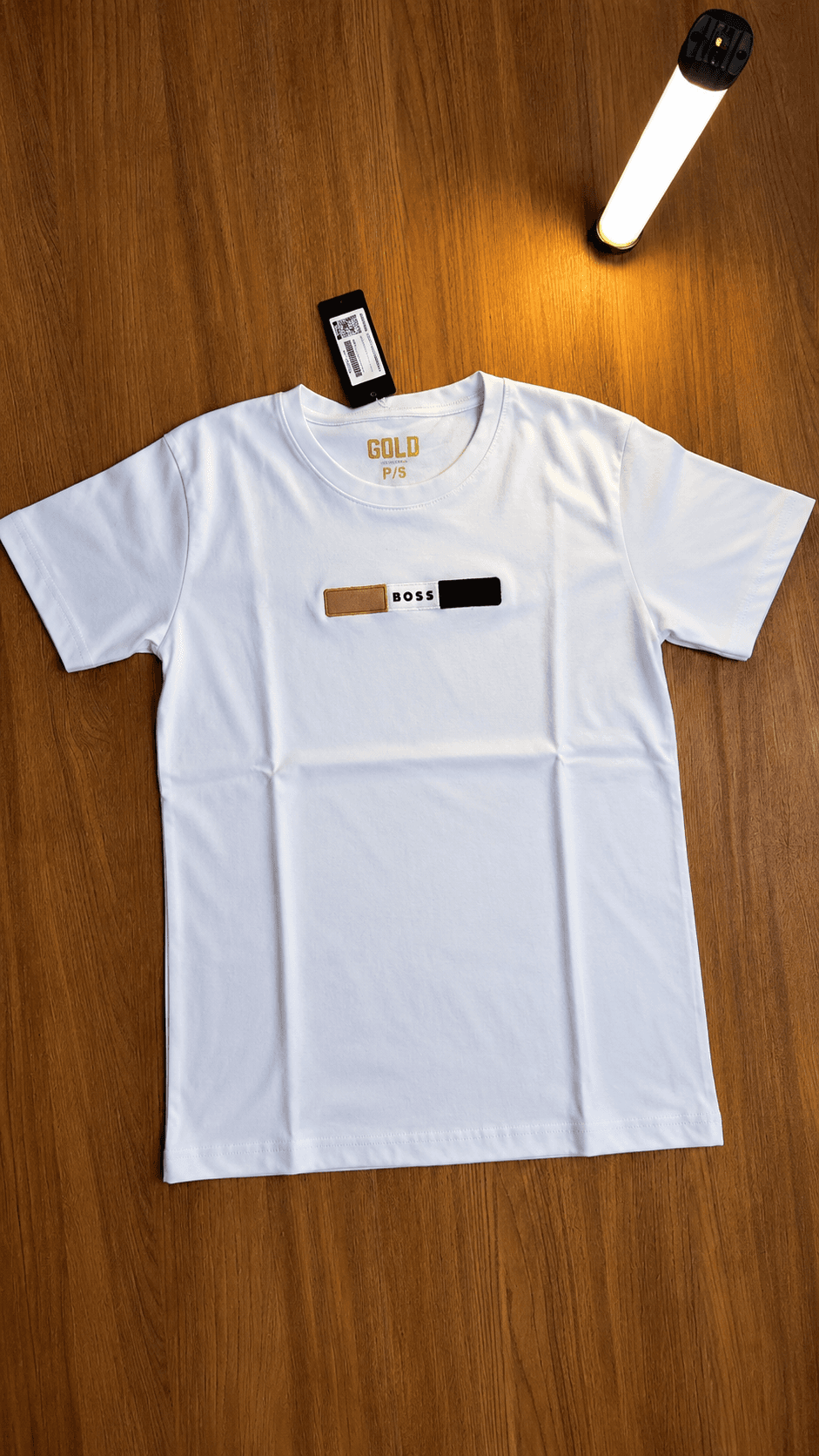 T-shirt Básica Boss Branca – Bloco Tricolor "BOSS" no Peito