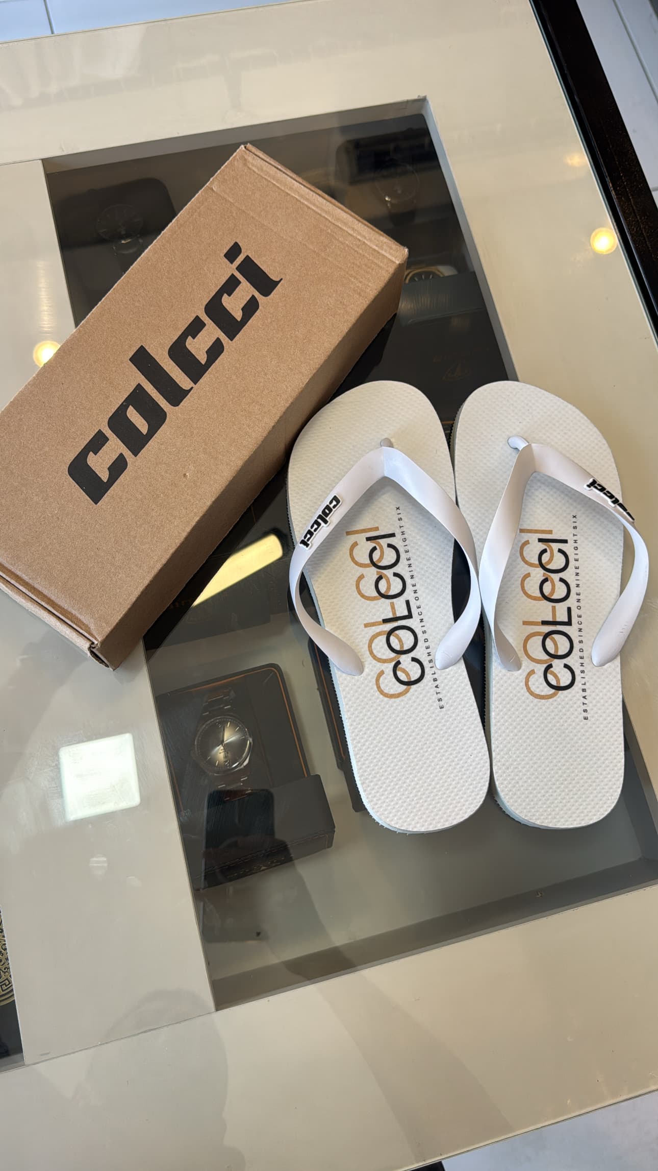 Chinelo Básico Colcci Branco – Logo Tipográfico e Data de Fundação