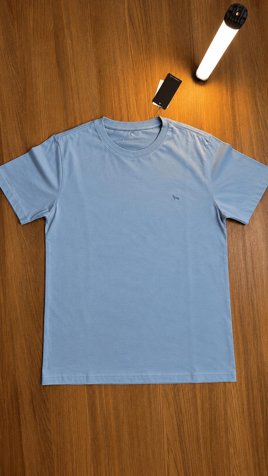 T-shirt Básica Acostamento Cinza – Símbolo do Lobo Bordado no Peito
