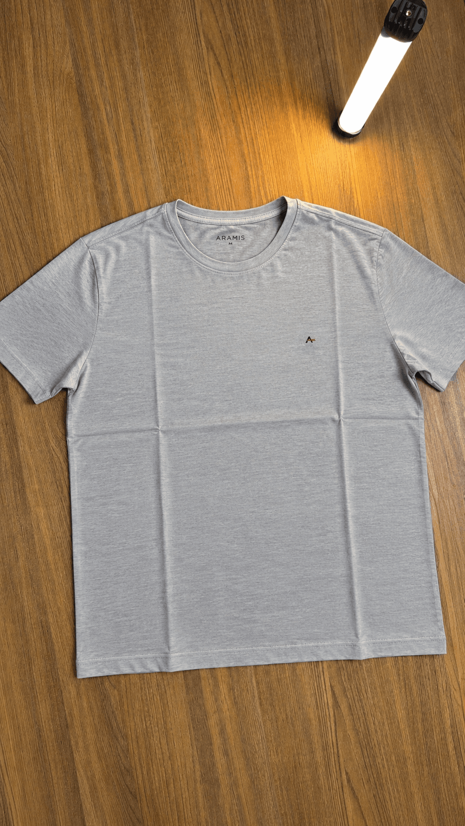 Camiseta Básica Aramis – Logótipo Minimalista