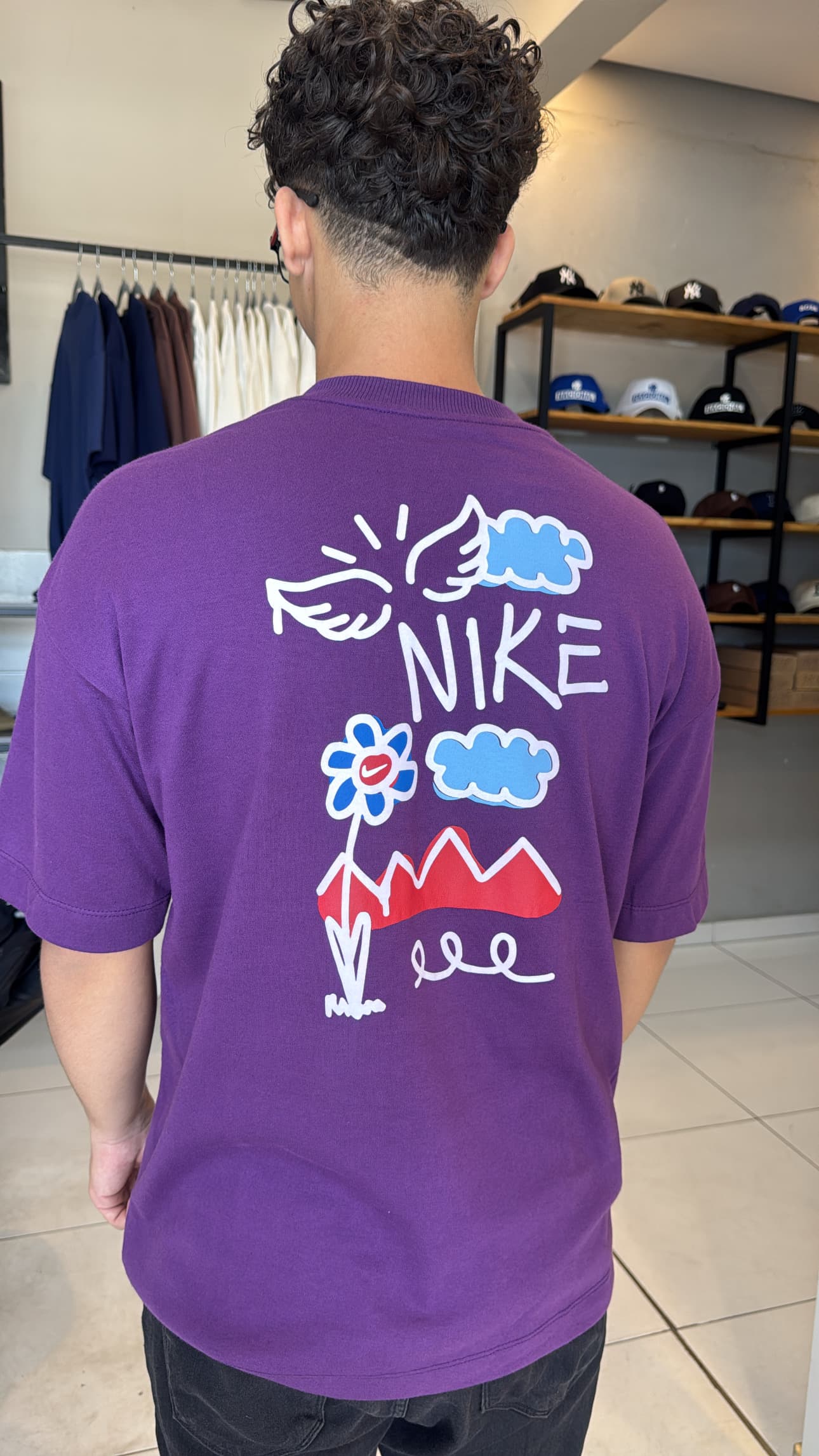 Camiseta Oversized Nike Roxa com Simbolo Frontal