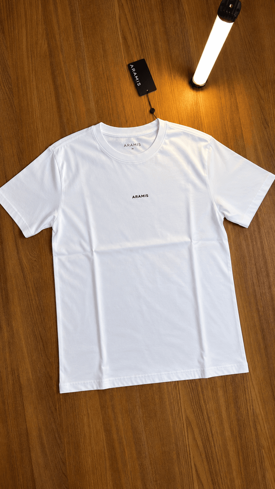 T-shirt Básica Aramis Branca – Tipografia Minimalista no Peito