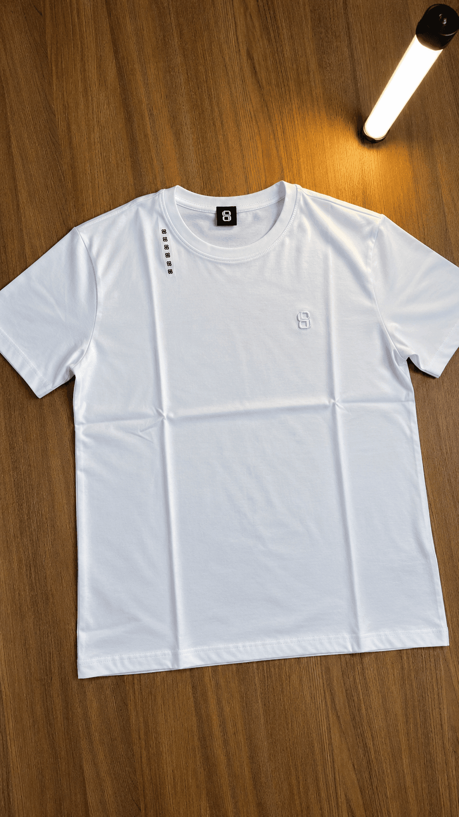 T-shirt Básica Branca – Bordado Minimalista Monograma no Peito