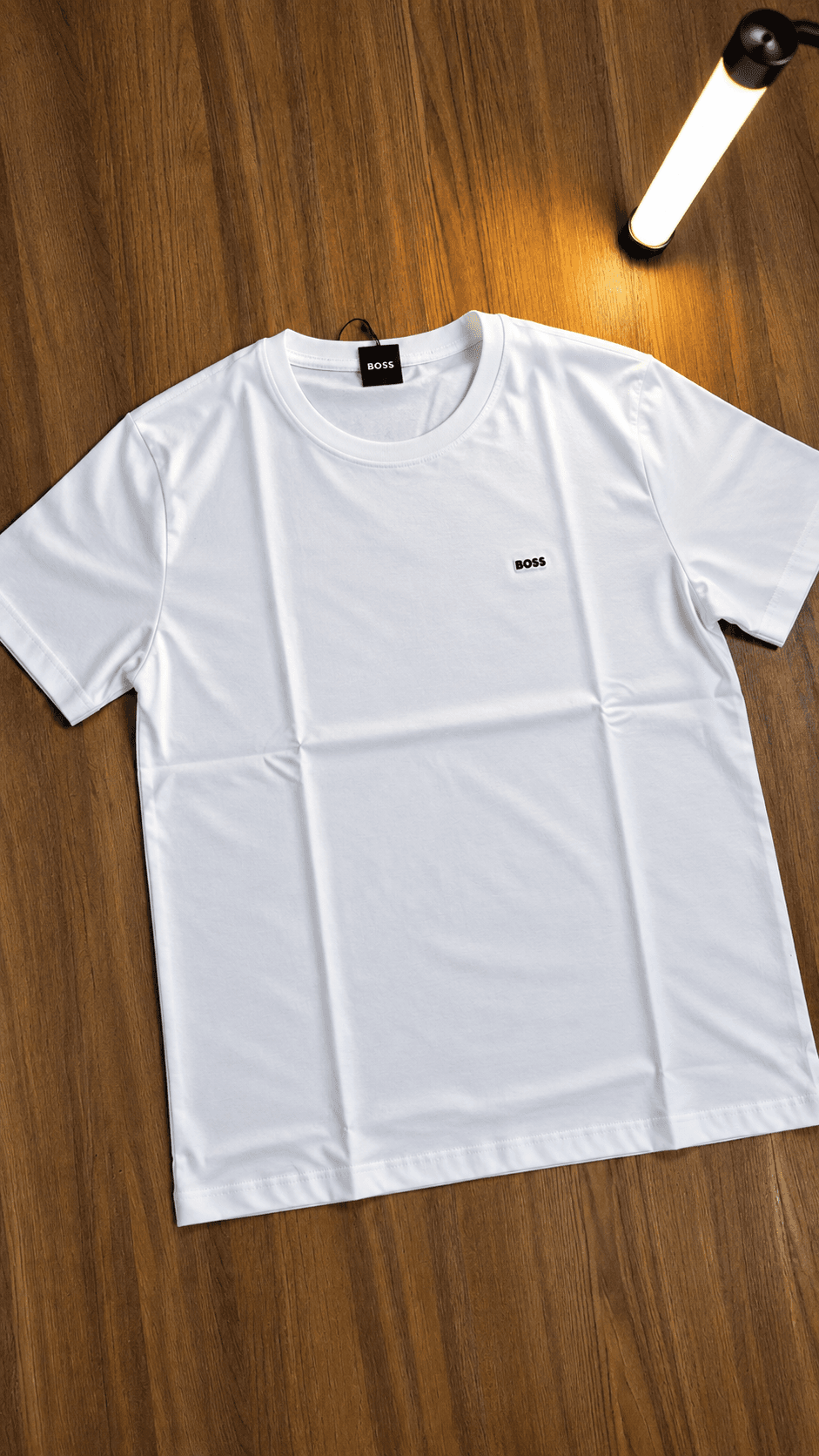 T-shirt Básica Boss Branca – Aplique Emborrachado "BOSS" no Peito