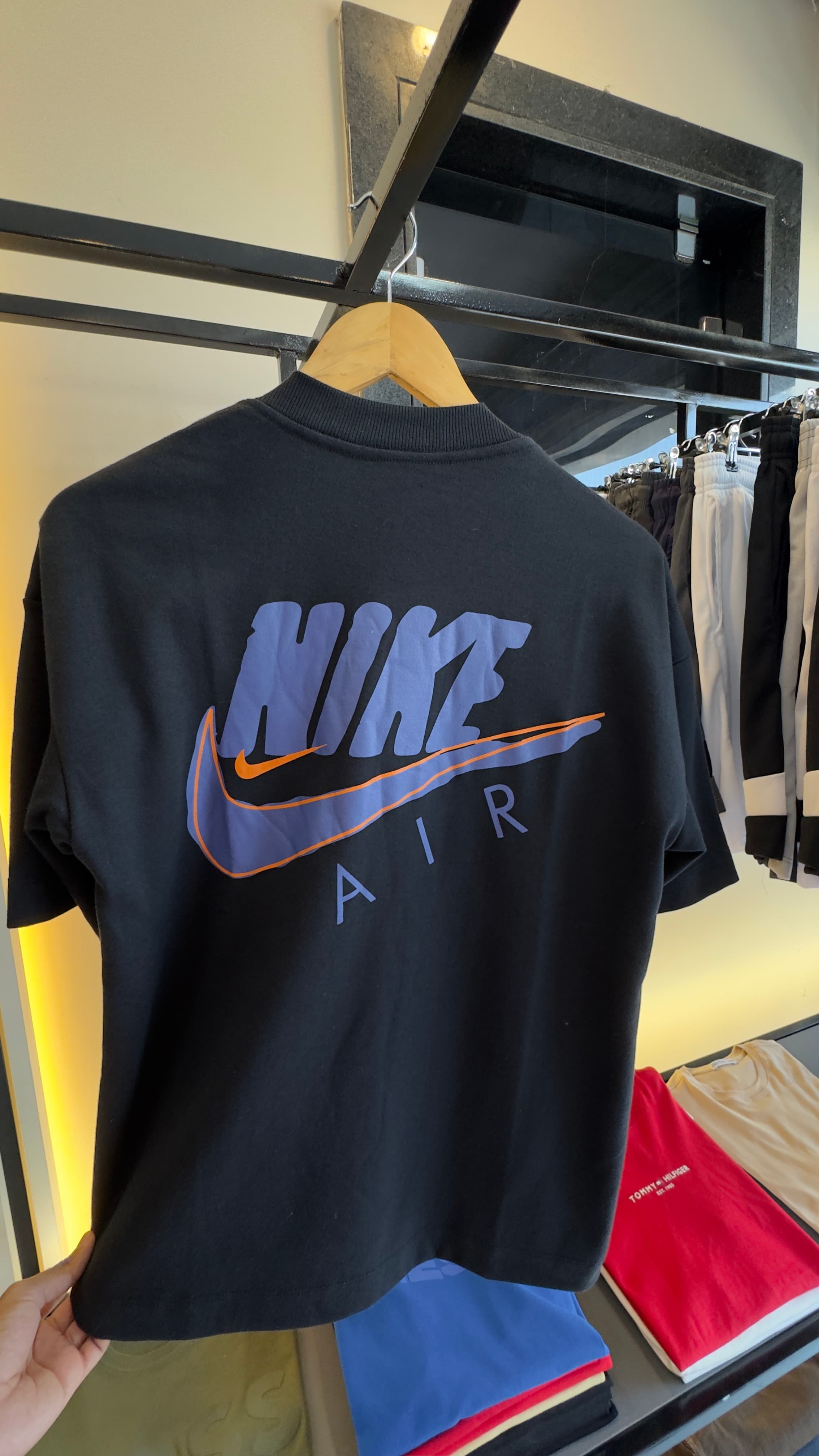 Camiseta Oversized Nike Preta – Logo Azul com Laranja