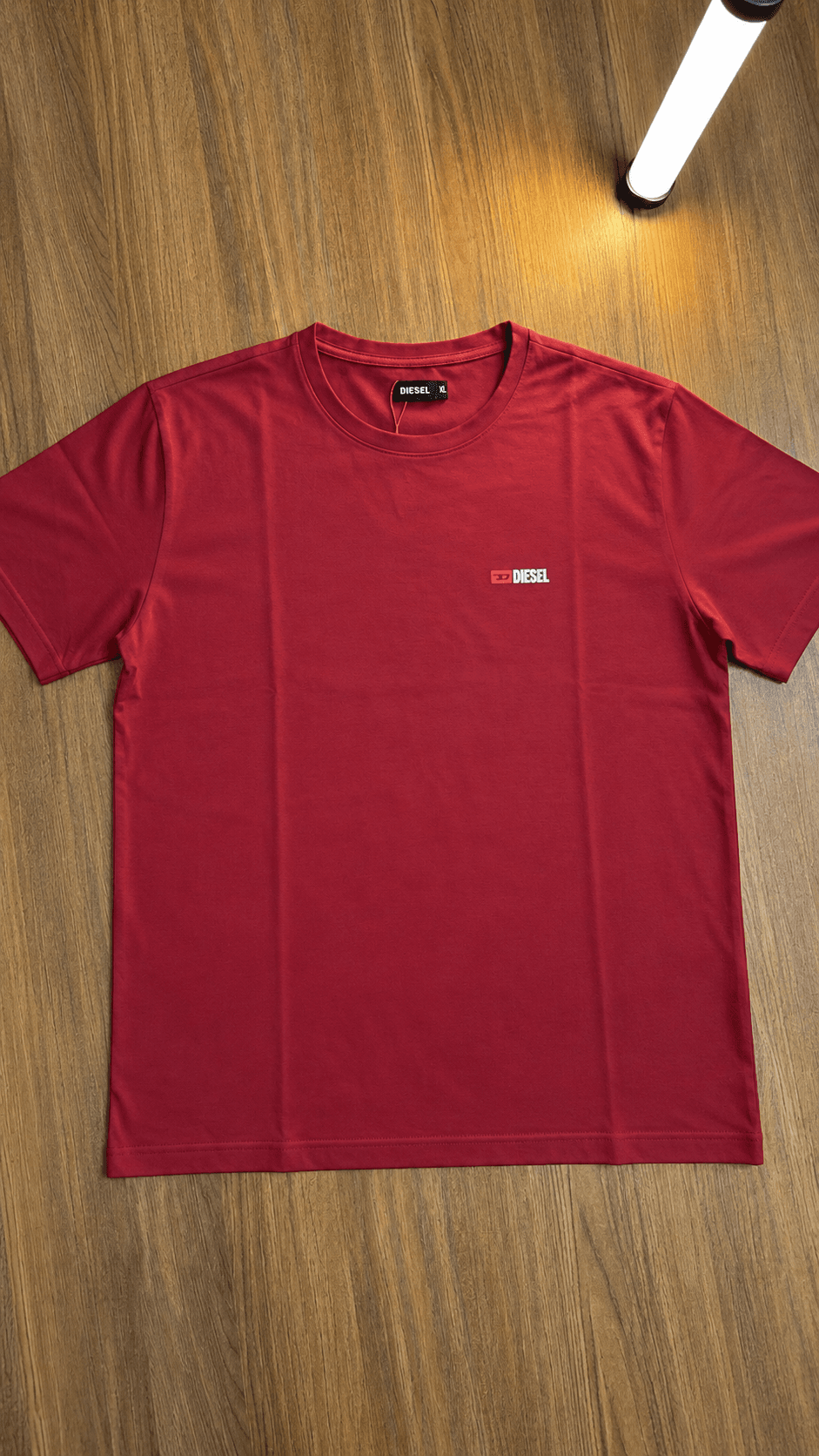 T-shirt Diesel Vermelha – Logótipo Arqueado em Tecido Bordado