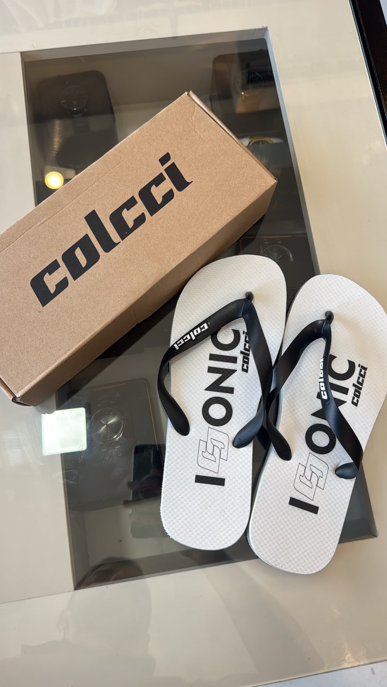 Chinelo Básico Colcci Branco – Grafismo "ICONIC"