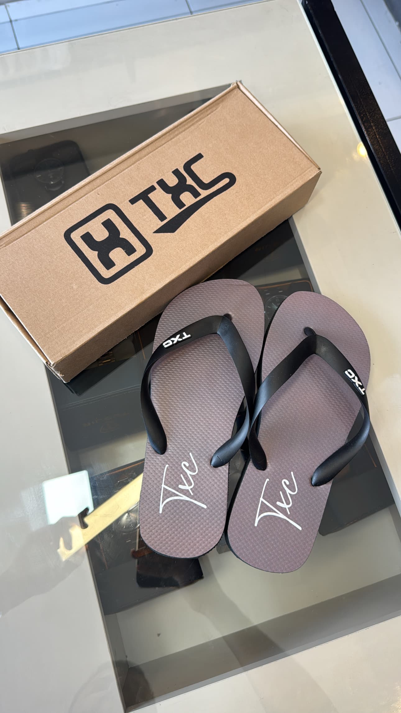 Chinelo Básico TXC Cinzento – Assinatura Cursiva