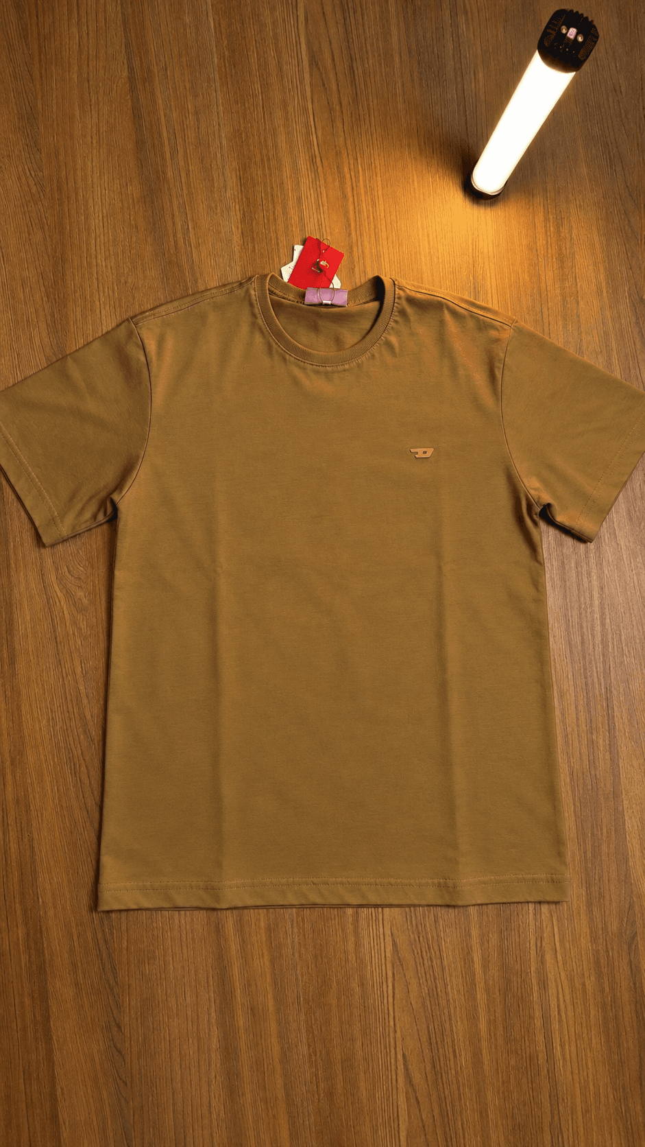 T-shirt Básica Diesel Caramelo / Cáqui – Logótipo "D" em Relevo