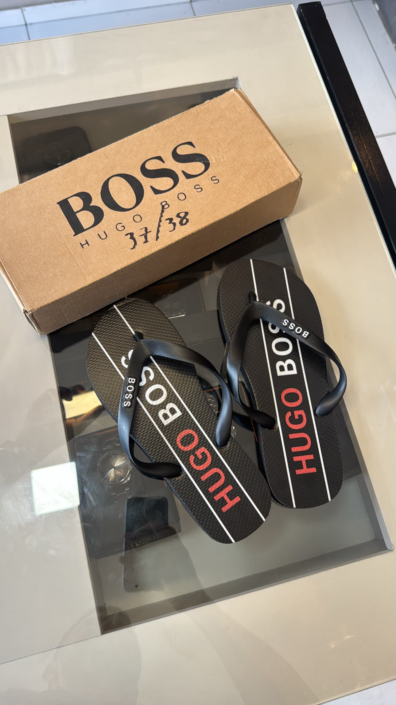 Chinelo Básico Hugo Boss Preto – Faixa Vertical Central e Letras em Vermelho