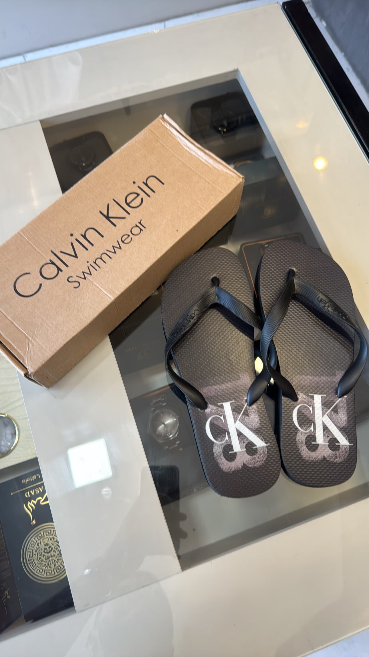 Chinelo Básico Calvin Klein Preto – Monograma CK com Fundo Gráfico