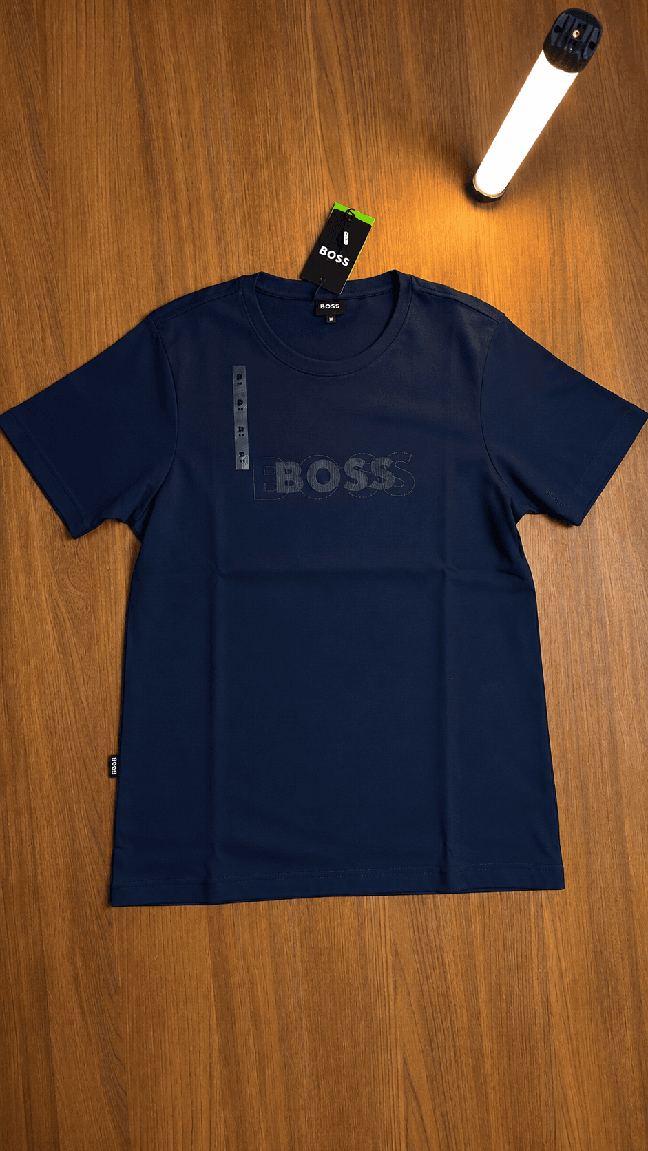 T-shirt Boss Azul-Marinho – Grafismo Tipográfico "BOSS" em Relevo Tonal