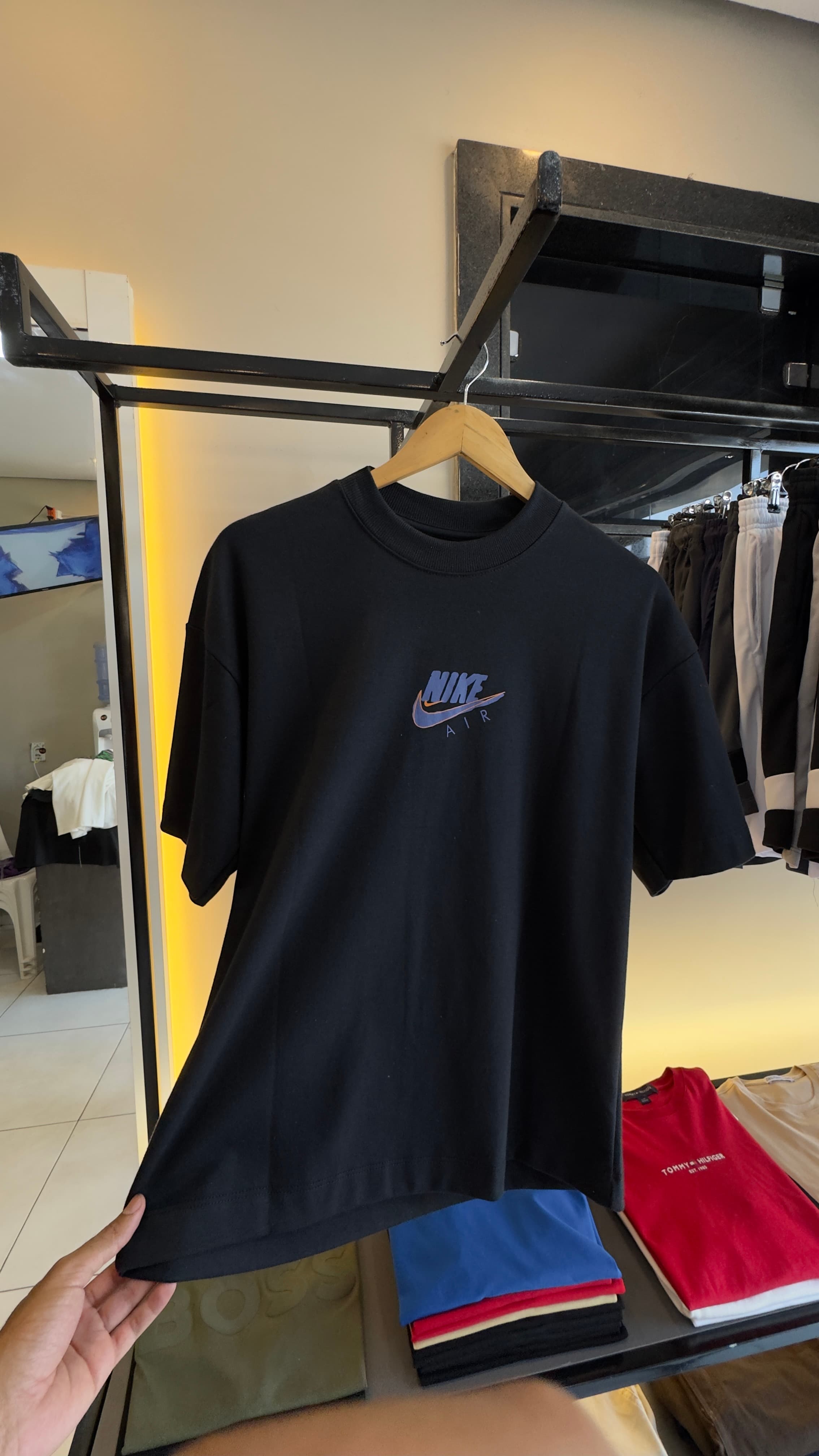 Camiseta Oversized Nike Preta – Logo Azul com Laranja