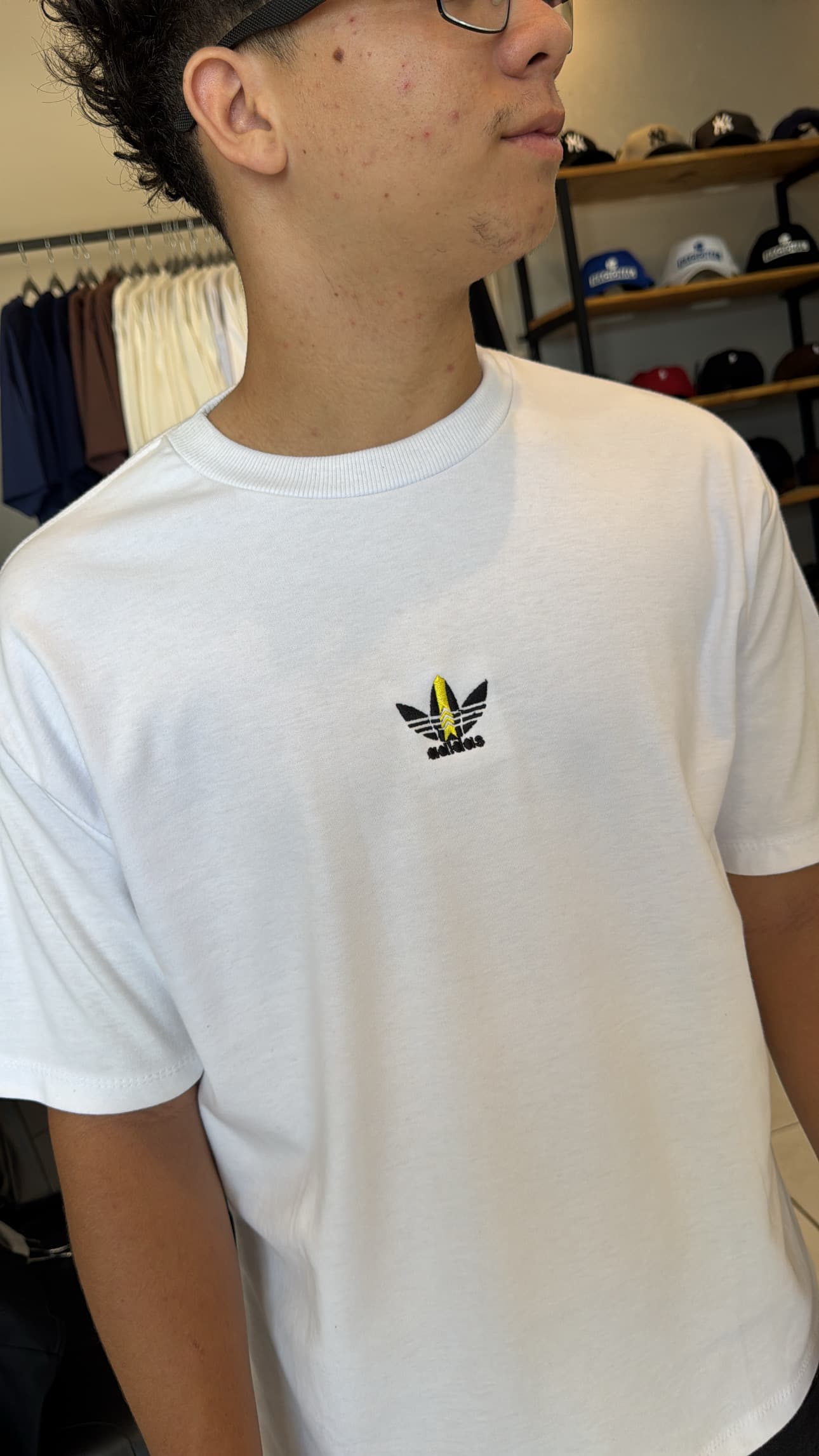 Camiseta Oversized Adidas Logo Preto e Amarelo