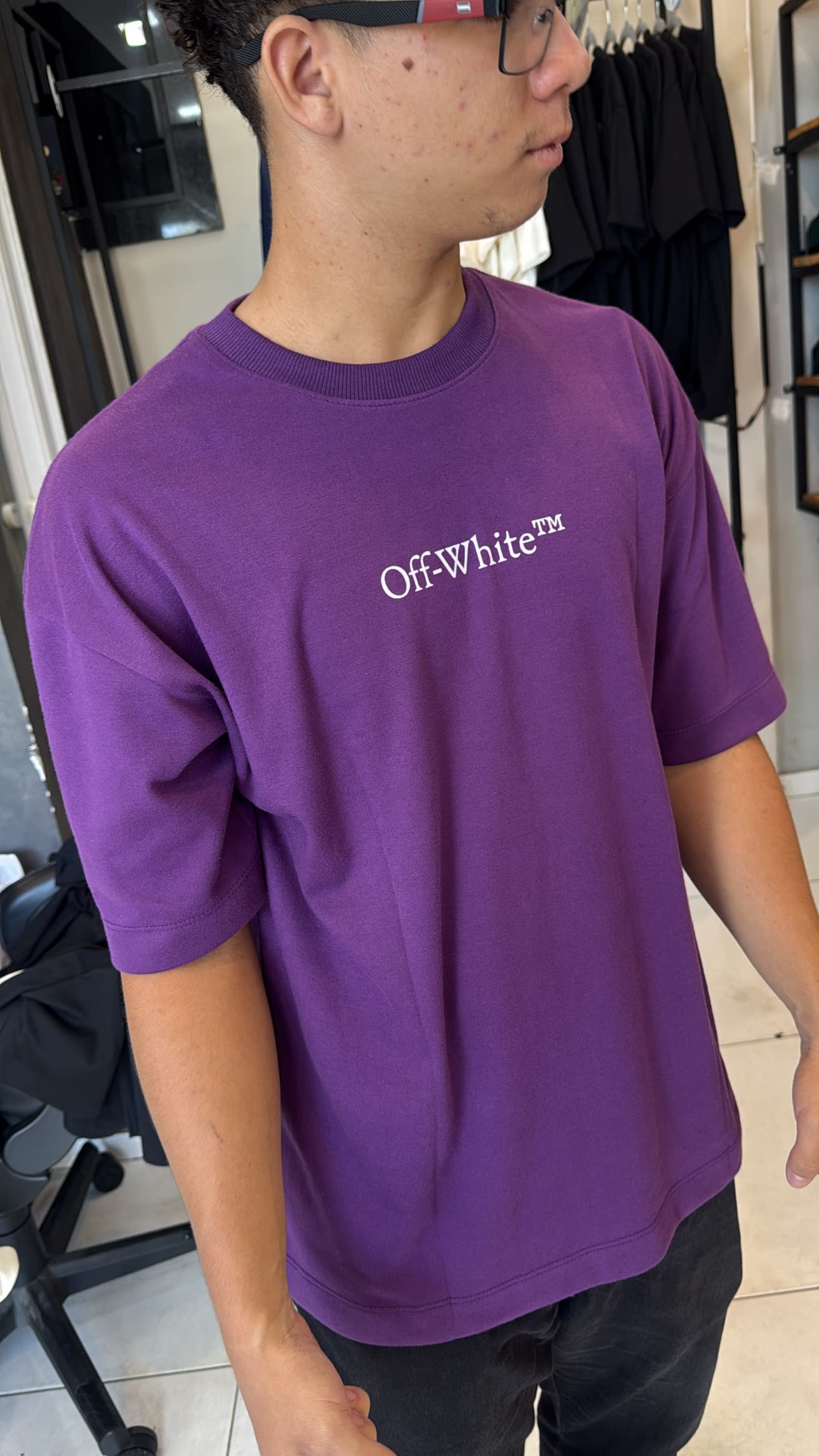 Camiseta Oversized Off-White Roxa Estampa Frontal "Off-White™"
